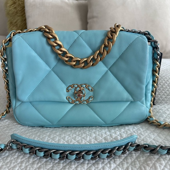 Chanel lambskin quilted medium 19 - Picture 1 of 10